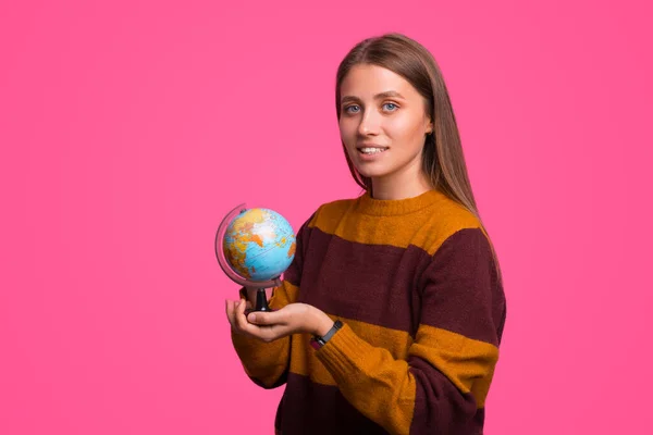 Joven Estudiante Está Sosteniendo Pequeño Globo Terráqueo Mientras Está Pie — Foto de Stock