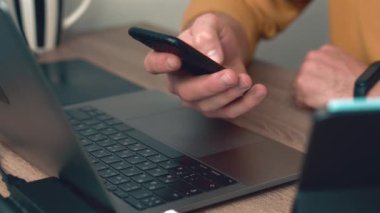 Ofisteki adamın akıllı telefon kullanarak görüntülerini kapat.