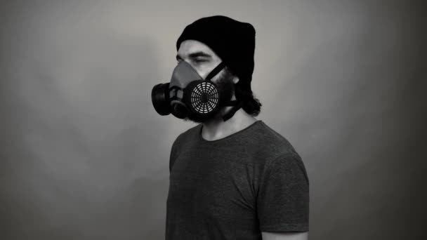 Schwarz-Weiß-Aufnahmen eines jungen Mannes mit Atemschutzmaske — Stockvideo