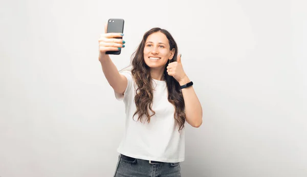 Fiatal Szelfit Készít Telefonjával Miközben Gesztusként Viselkedik Fénykép Fehér Háttér — Stock Fotó