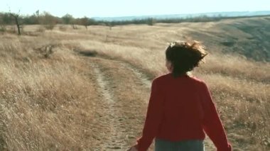 Slow Motion Sahada koşan genç bir kadının görüntüsü