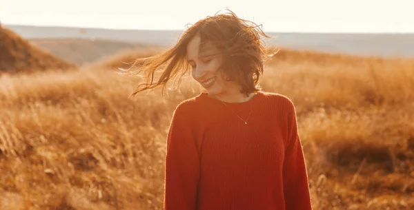 Retrato de uma jovem mulher alegre em um dia ventoso ensolarado. — Fotografia de Stock