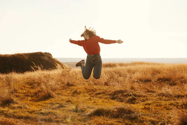Portret młodej kobiety skaczącej na polu. — Zdjęcie stockowe