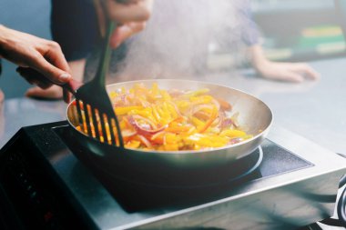 Şef tavada sebze, Çin yemeği hazırlıyor..