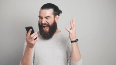 Sinirli bir adamın akıllı telefona bağırdığı görüntüler.