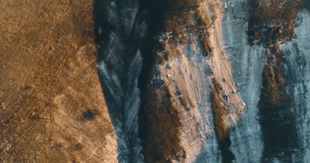 Відеозапис безпілотника зверху на гори з красивою текстурою під час заходу сонця — стокове відео