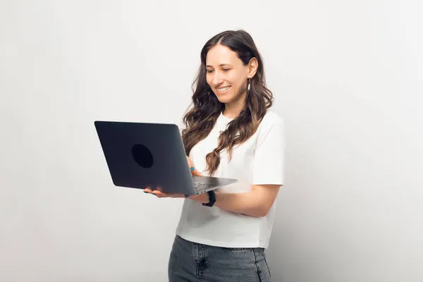 Jovem empreendedor feliz usando laptop sobre fundo branco — Fotografia de Stock