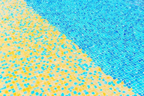 Schwimmbadboden. Sommer im Hintergrund. Textur der Wasseroberfläche. — Stockfoto