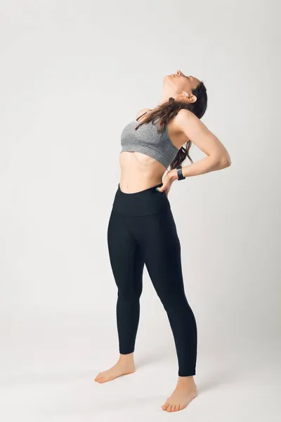 Фотографія в повній висоті молодої спортивної жінки, розтягується перед тренуванням — стокове фото
