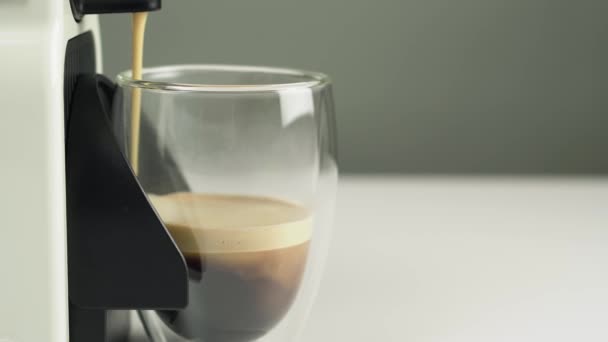 カプセルコーヒー機でコーヒーを淹れる映像 — ストック動画
