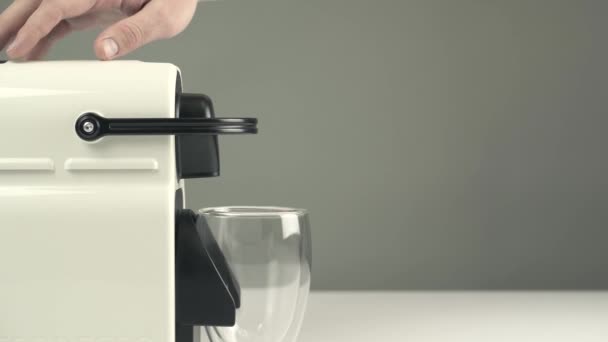 Закрыть видео, как человек варит кофе в капсульной кофемашине — стоковое видео