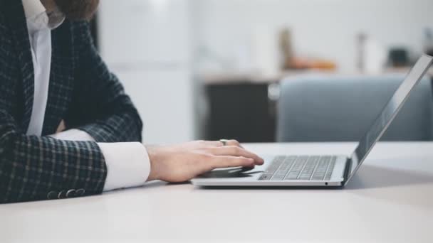 Gros plan de l'homme de bureau utilisant un ordinateur portable au bureau de la table — Video