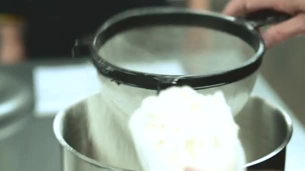 Detailní záběry kuchaře připravujícího mouku na těsto — Stock video
