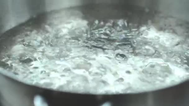 Close-up beelden van kokend water in restaurant keuken — Stockvideo