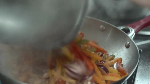 Крупним планом кадри шеф-кухаря готує овочі для макаронних виробів, азіатська кухня — стокове відео