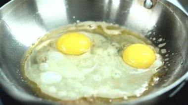 Şefin tavada omlet hazırladığı videoyu kapat.