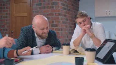 Genç neşeli insanların ofiste konuştuğu ve gülümsediği görüntüler.