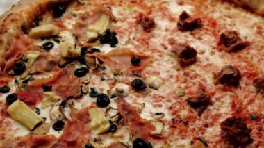 Lezzetli İtalyan pizzası videolarını kapat.