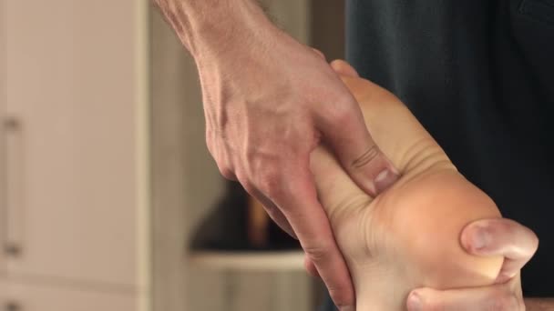 Verfilmung von professionellen Mann macht Massage auf Sohle — Stockvideo
