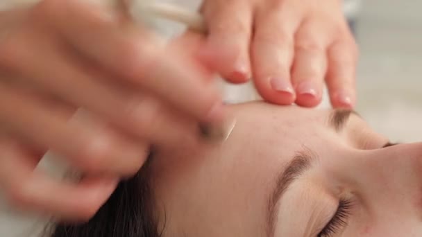Närbild bilder av hudläkare gör skönhetsprocedur på ung kvinna ansikte — Stockvideo