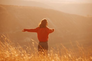 Güneşli bir günde doğanın tadını çıkaran bir kadının güzel bir fotoğrafı.