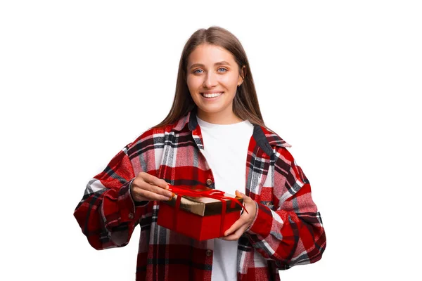 Lächelnde Frau hält eine Geschenkschachtel in die Kamera. — Stockfoto