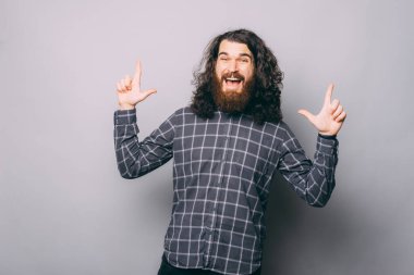 Hey, şuna bak. Sakallı hayret verici genç adam işaret edip bağırıyor.