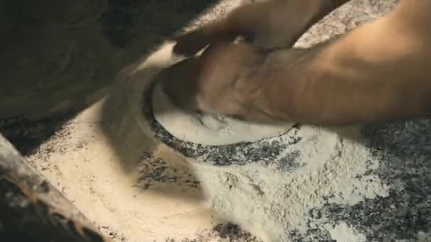 Záběry kuchaře připravujícího těsto pro italskou pizzu — Stock video