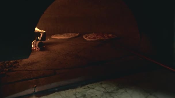準備のためにストーブの中にピザ生地を入れてシェフの映像,ホット新鮮なピザ — ストック動画