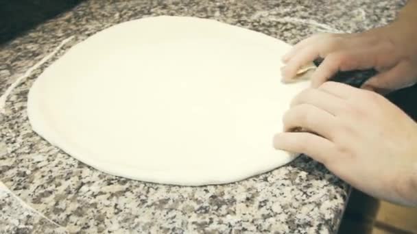 Filmato al rallentatore dello chef che prepara la pizza — Video Stock