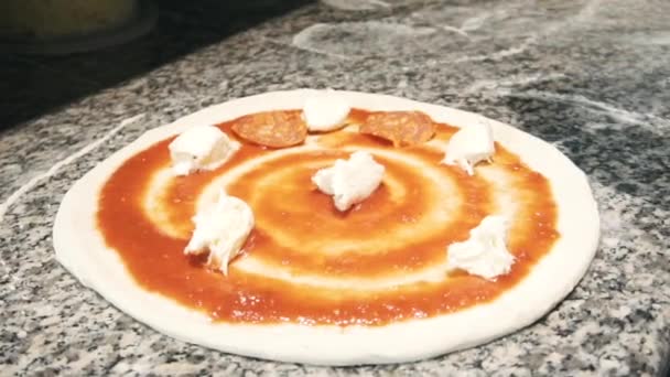 Slow Motion film szefa kuchni wprowadzenie mozzarella na ciasto pizzy — Wideo stockowe