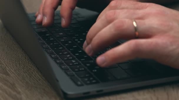 Fermer les images de l'homme utilisant un ordinateur portable dans le bureau — Video