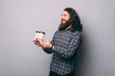 Bir fincan kahveyle gülümseyen kadın