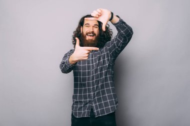 Neşeli adam çerçeve hareketi yapıyor