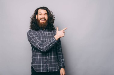 Pozitif adam stüdyoyu işaret ediyor.