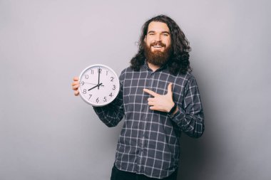 Stüdyoda saati olan neşeli adam.