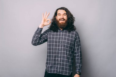 Neşeli adam iyi niyet gösteriyor.