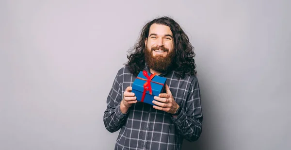 Uśmiechnięty mężczyzna z pudełkiem prezentów — Zdjęcie stockowe
