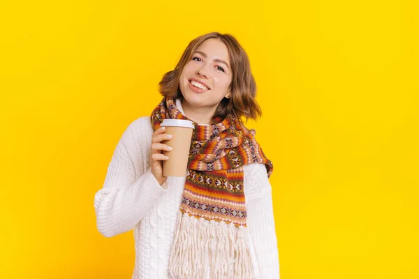 Señora sonriente con taza de café para llevar sobre fondo colorido — Foto de Stock