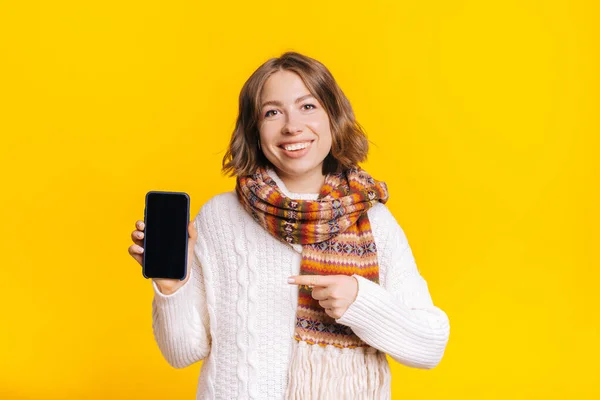 Mujer alegre mostrando teléfono inteligente moderno — Foto de Stock