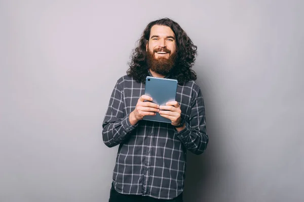 Cheerful man with tablet in studio — Stock Photo, Image