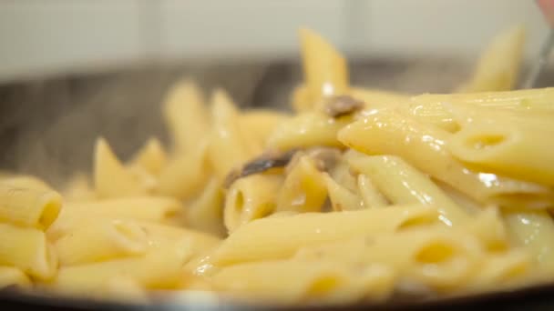 Close up filmato di fare la pasta in padella a casa — Video Stock