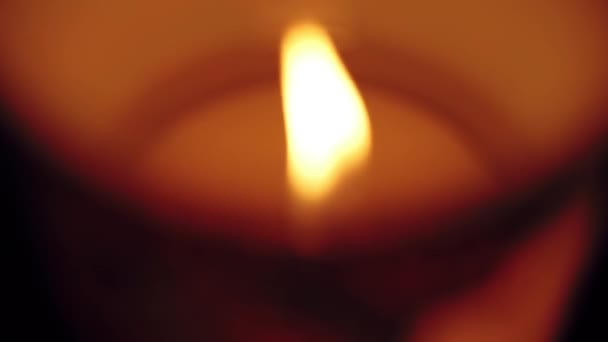 Wazige video van kaarsen bliksem in de nacht — Stockvideo