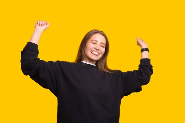 Afbeelding van opgewonden jonge dame staan geïsoleerd over gele achtergrond maken winnaar gebaar met gerezen handen — Stockfoto