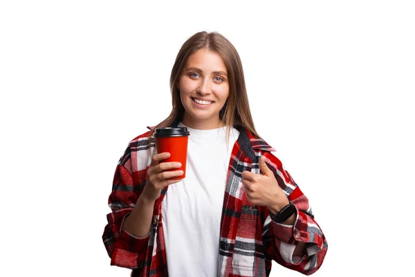 Jovem loira bebendo um take away xícara de café sorrindo feliz e positivo, polegar para cima fazendo excelente e sinal de aprovação — Fotografia de Stock