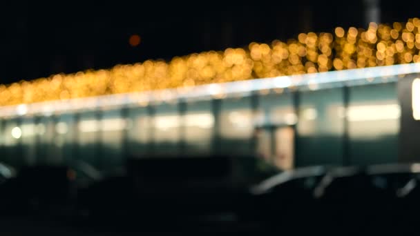 Beelden van Kerstmis wazige lichten achtergrond op de markt buiten — Stockvideo