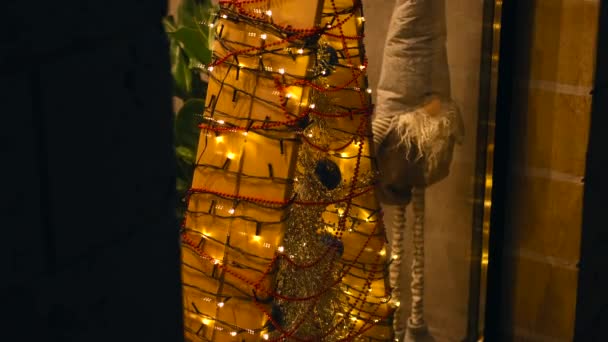 Primer plano de las imágenes del árbol de Navidad hecho a mano con luces de Navidad — Vídeos de Stock