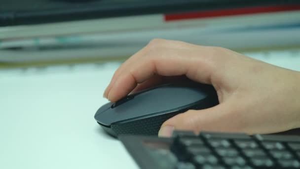 Gros plan de la main de la femme à l'aide de la souris sur le bureau — Video