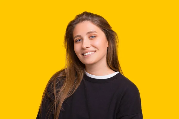 Retrato de joven hermosa linda chica alegre sonriendo mirando a la cámara sobre el fondo amarillo. — Foto de Stock