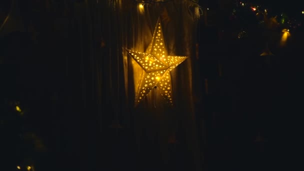 教会でのクリスマスの装飾の映像、暗闇の中のライト — ストック動画